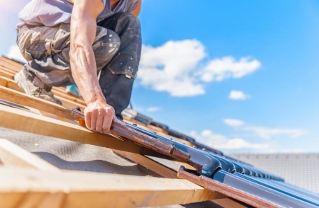 Comment choisir un couvreur zingueur qualifié pour votre projet de toiture ?